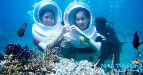 Đi bộ dưới biển khi tự túc trong Tour 3 đảo Nha Trang