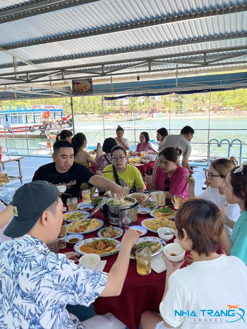 Tour 3 đảo VIP Nha Trang 1 Ngày, Trọn Gói 29 du khách thưởng thức bữa trưa tại Làng Chài