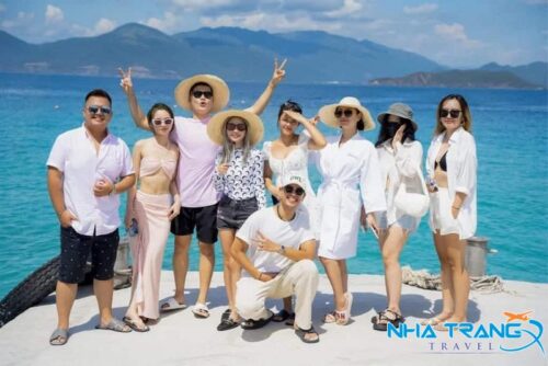 Khách hàng check in trong tour 3 đảo Nha Trang Vip
