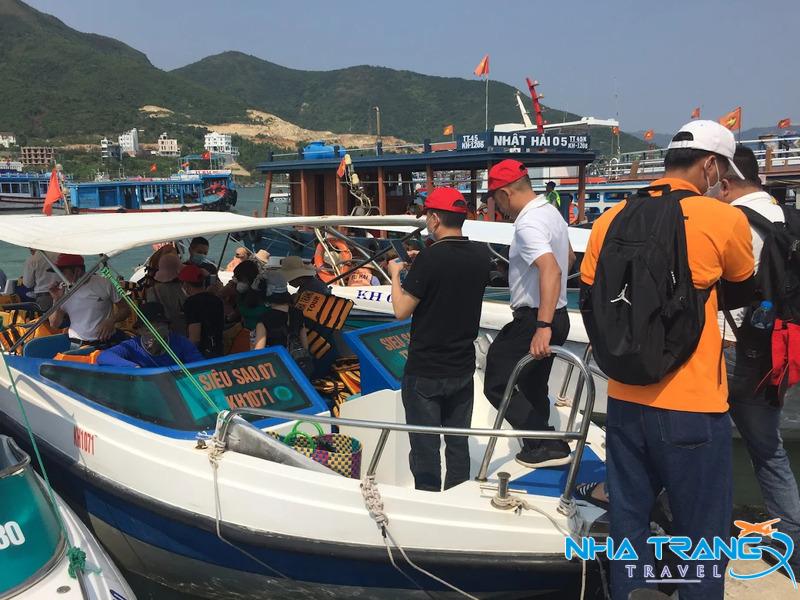 Tour 3 đảo VIP Nha Trang 1 Ngày, Trọn Gói 20 Quý khách lên cano tham quan các đảo