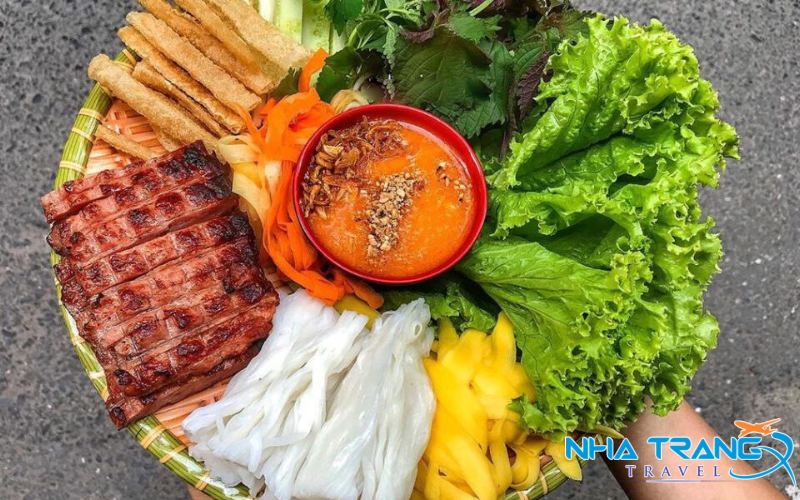 Chợ Đầm Nha Trang khám phá khu chợ nổi tiếng lâu đời 48 Nem được làm từ thịt heo xay nhuyễn, trộn đều với hành tỏi và gia vị ăn cùng rau xanh