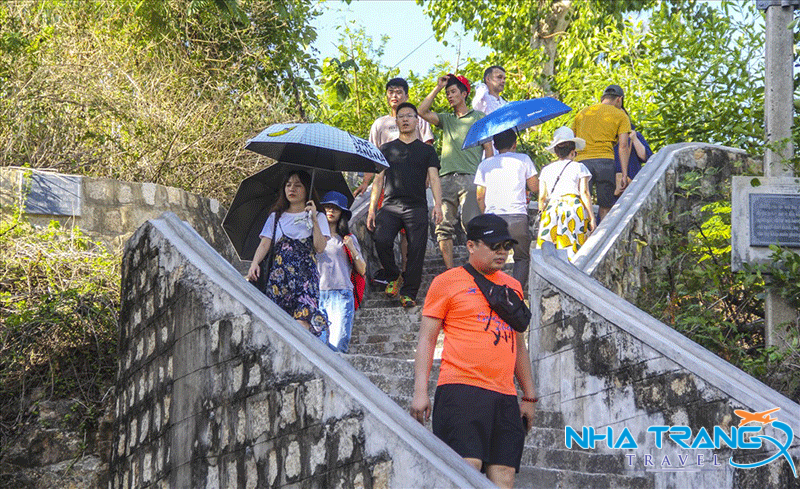 Khám Phá Chùa Long Sơn Nha Trang Ngôi Cổ Tự Trăm Năm Tuổi 23 Bậc thang lên chùa không dốc, khá dễ để leo