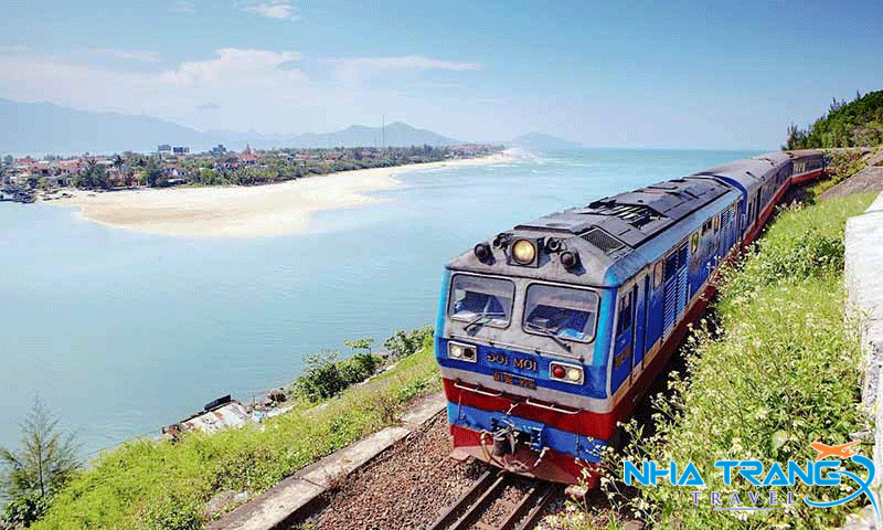 Trọn bộ kinh nghiệm du lịch Nha Trang siêu chi tiết từ A - Z - Nha Trang Travel 29 Đi tàu hoả tạo cơ hội du khách check in nhiều cảnh đẹp