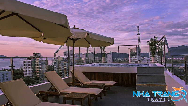 Trọn bộ kinh nghiệm du lịch Nha Trang siêu chi tiết từ A - Z - Nha Trang Travel 43 Sân thượng, bể bơi vô cực ở khách sạn Aroma