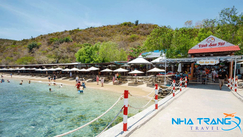 Du Lịch Vịnh San Hô Nha Trang: Giá Vé, Ăn Gì, Chơi Gì 2025 23 Thưởng thức các món ngon ở nhà hàng Vịnh San Hô