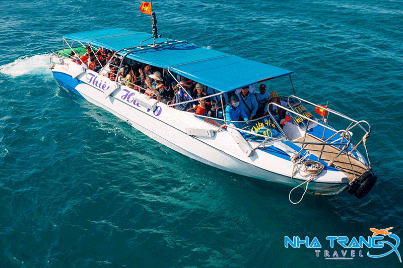 Du Lịch Vịnh San Hô Nha Trang: Giá Vé, Ăn Gì, Chơi Gì 2025 15 Du khách tới vịnh bằng cano sẽ tiết kiệm tối đa thời gian