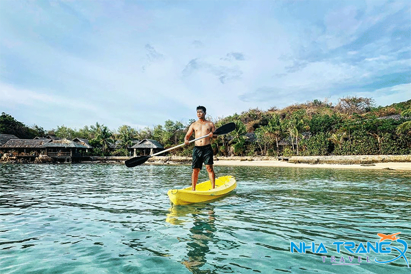 Vịnh Vân Phong Nha Trang khám phá eo biển đẹp và hấp dẫn 23 Thử thách chèo thuyền tại đảo Hòn Ông
