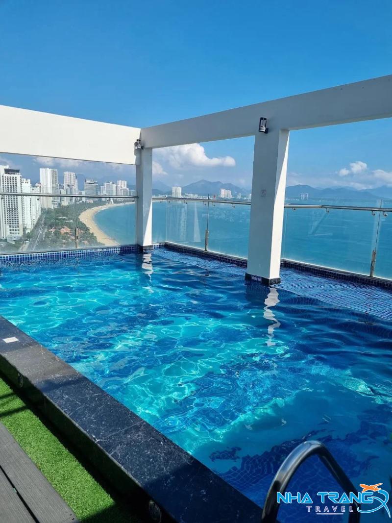 Top 10 Khách Sạn 4 Sao Nha Trang Tốt Nhất, Sang Chảnh 39 Tắm hồ bơi tại khách sạn Imperial Nha Trang