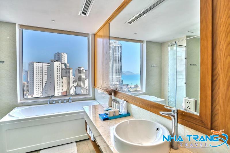 Top 10 Khách Sạn 4 Sao Nha Trang Tốt Nhất, Sang Chảnh 54 Phòng tắm tại Le's Cham Hotel