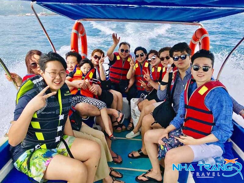 Tour Vịnh San Hô Làng Chài Bãi Tranh Nha Trang 1 Ngày Giá Rẻ 10 du khách tập trung lên tàu cao tốc đi tham quan đảo