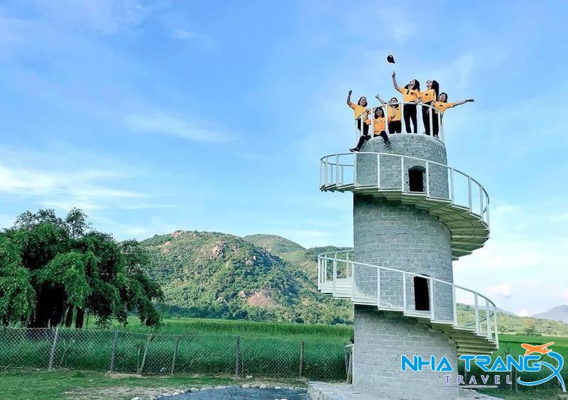 Tour Hang Rái - Vịnh Vĩnh Hy - Vườn Nho - Đồng Cừu Giá Rẻ 22 Chụp ảnh trên tháp cừu