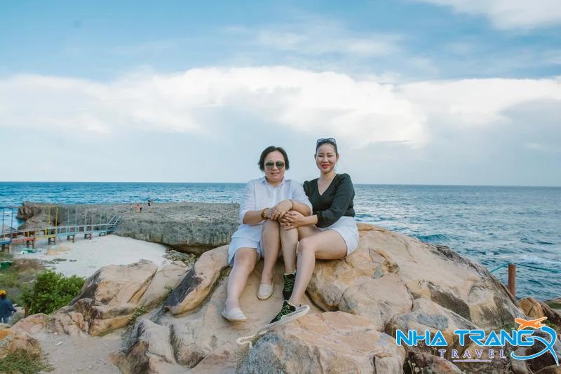 Tour Hang Rái - Vịnh Vĩnh Hy - Vườn Nho - Đồng Cừu Giá Rẻ 31 hai mẹ con du khách check in tại bãi đá Hang Rái