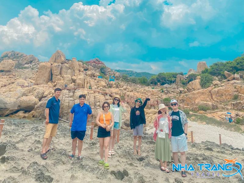Tour Hang Rái - Vịnh Vĩnh Hy - Vườn Nho - Đồng Cừu Giá Rẻ 32 gia đình khách hàng check in bãi san hô cổ