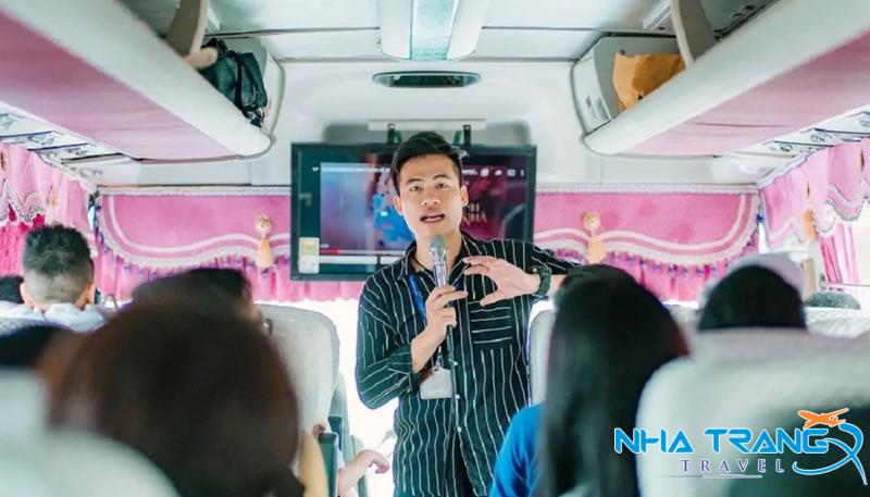 Tour Vịnh San Hô Làng Chài Bãi Tranh Nha Trang 1 Ngày Giá Rẻ 9 hướng dẫn viên Nha Trang Travel đón khách