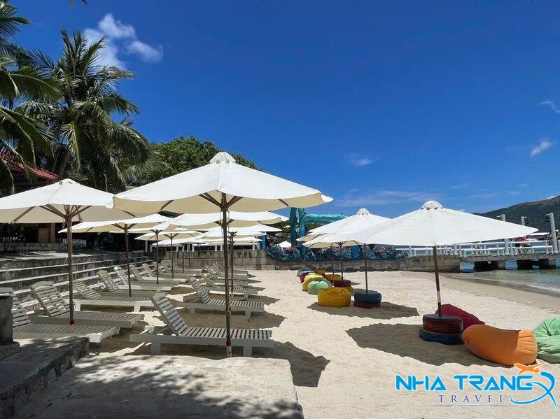 Tour Vịnh San Hô Làng Chài Bãi Tranh Nha Trang 1 Ngày Giá Rẻ 11 nghỉ ngơi trên ghế ở biển Vịnh San Hô