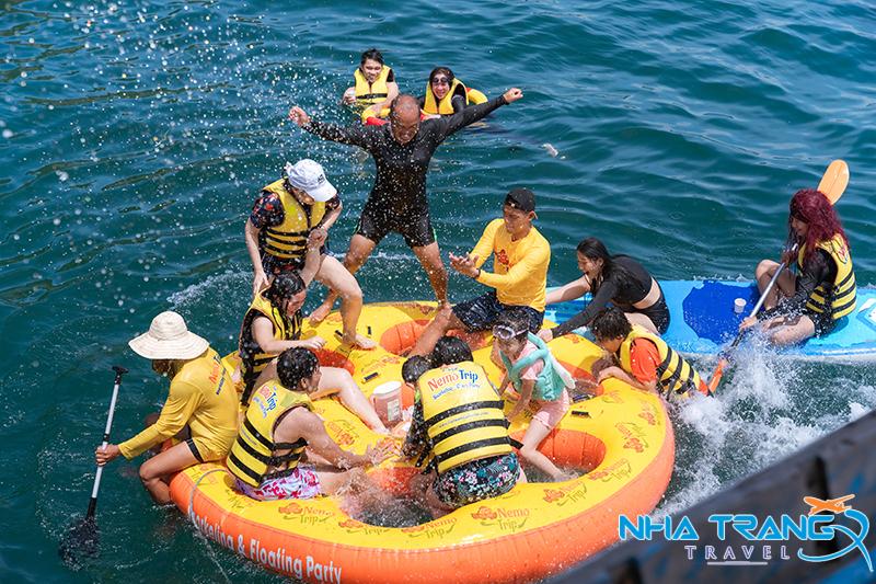 Tour Vịnh San Hô Làng Chài Bãi Tranh Nha Trang 1 Ngày Giá Rẻ 13 trải nghiệm tiệc rượu vang nổi trên biển miễn phí