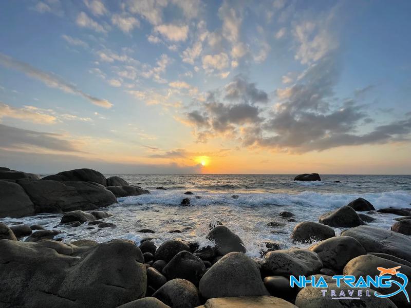 Tour Bình Hưng Nha Trang 1 Ngày, Giá Rẻ 17 Bãi Đá Trứng đảo Bình Hưng