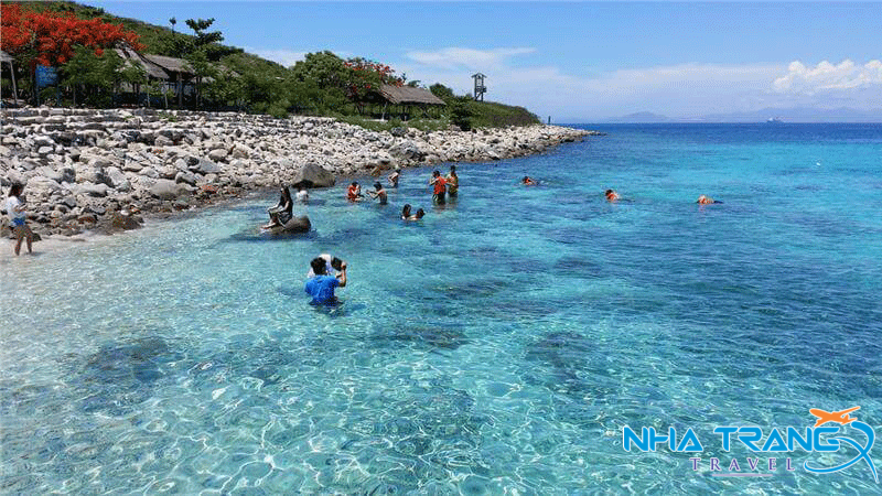 Review Du Lịch Bãi Sỏi Nha Trang Chi Tiết Từ A Tới Z 16 Vùng vẫy trong biển nước cùng bè bạn
