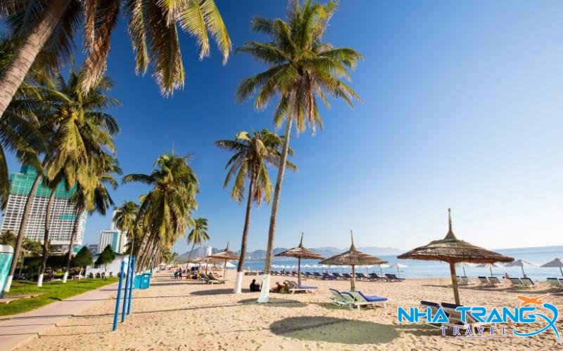 Bật Mí 10 Bãi Biển Nha Trang Đẹp Nhất, Thu Hút Du Khách Thập Phương 27 Bãi Dài thuộc xã Cam Hải Đông, huyện Cam Lâm, cách trung tâm Nha Trang khoảng 25km.