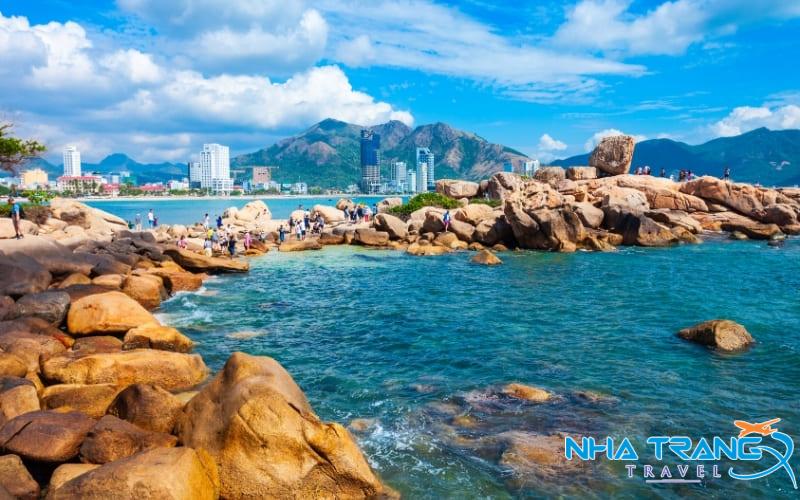 Bật Mí 10 Bãi Biển Nha Trang Đẹp Nhất, Thu Hút Du Khách Thập Phương 29 Bãi biển có tên gọi “Hòn Chồng” vì tại đây nổi bật với cụm đá lớn chồng lên nhau kỳ lạ sát mép nước