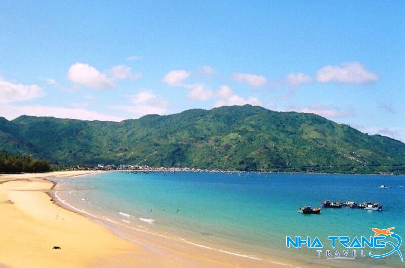 Bật Mí 10 Bãi Biển Nha Trang Đẹp Nhất, Thu Hút Du Khách Thập Phương 40 Bãi biển Đại Lãnh nằm ở phía Bắc tỉnh Khánh Hòa, cách trung tâm thành phố Nha Trang