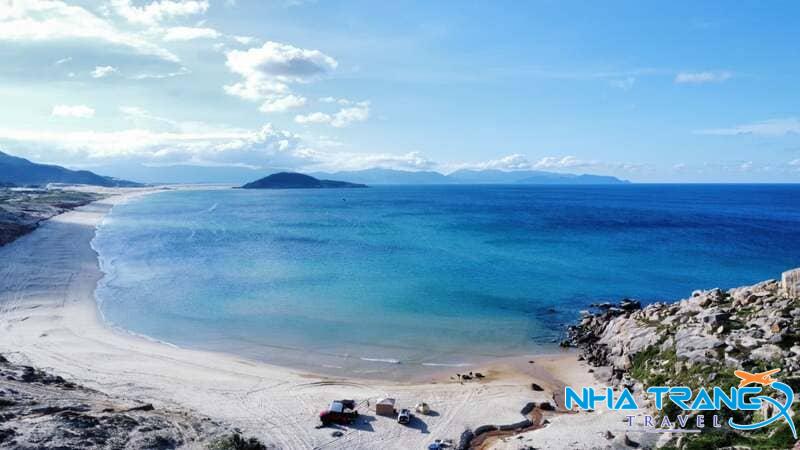 Bật Mí 10 Bãi Biển Nha Trang Đẹp Nhất, Thu Hút Du Khách Thập Phương 37 Đầm Môn gần như không có sóng lớn, rất lý tưởng cho các hoạt động chèo SUP.