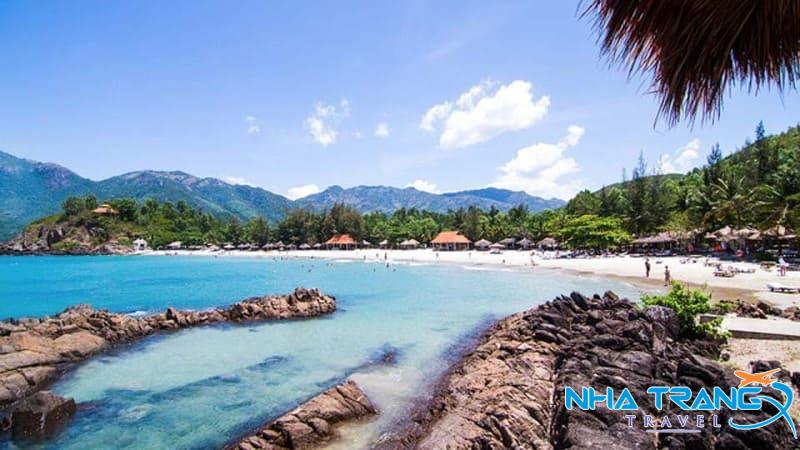 Bật Mí 10 Bãi Biển Nha Trang Đẹp Nhất, Thu Hút Du Khách Thập Phương 38 Nhũ Tiên mang đến sự yên tĩnh và kín đáo, thích hợp cho những ai muốn nghỉ dưỡng