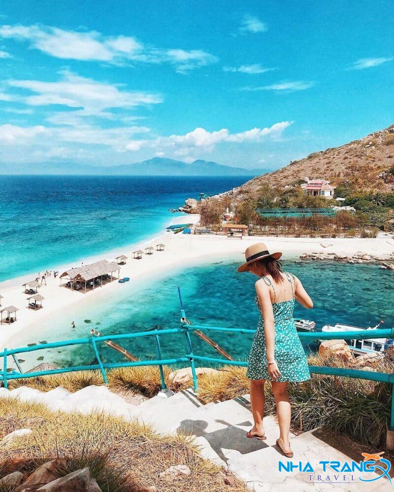 Bật Mí 10 Bãi Biển Nha Trang Đẹp Nhất, Thu Hút Du Khách Thập Phương 35 Hòn Nội còn có đồi Du Hạ, nơi du khách có thể leo lên để ngắm toàn cảnh bãi tắm đôi độc đáo.