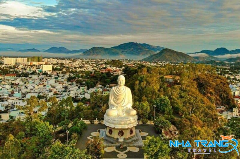 Nha Trang Mùa Nào Đẹp Nhất? Kinh Nghiệm Du Lịch Từng Mùa Chi Tiết 34 Tham quan các điểm du lịch tâm linh như Chùa Long Sơn