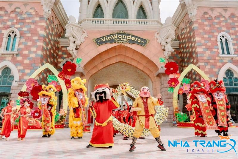 Nha Trang Mùa Nào Đẹp Nhất? Kinh Nghiệm Du Lịch Từng Mùa Chi Tiết 25 Công viên giải trí trên đảo Hòn Tre tổ chức nhiều chương trình nghệ thuật