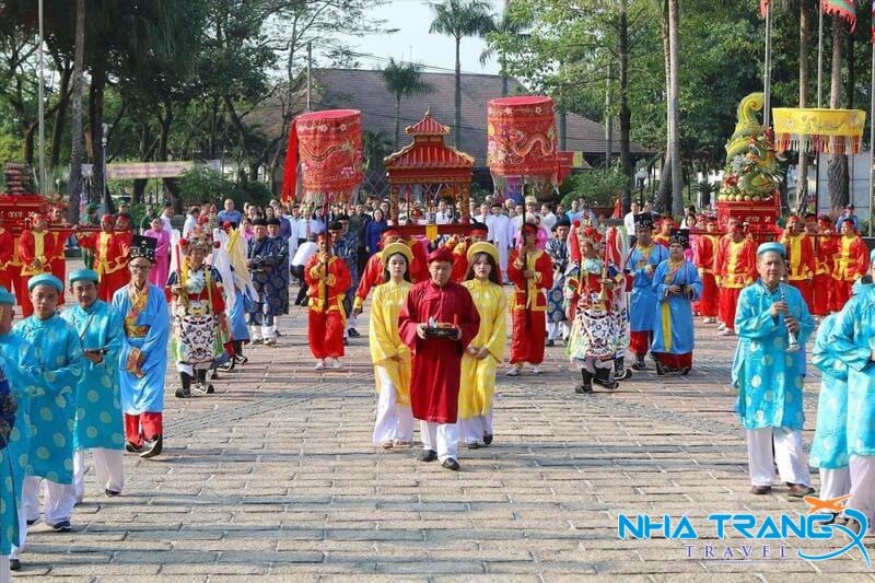 Nha Trang Mùa Nào Đẹp Nhất? Kinh Nghiệm Du Lịch Từng Mùa Chi Tiết 24 Không khí Tết ở Nha Trang rất sôi động, đặc biệt tại các khu chợ