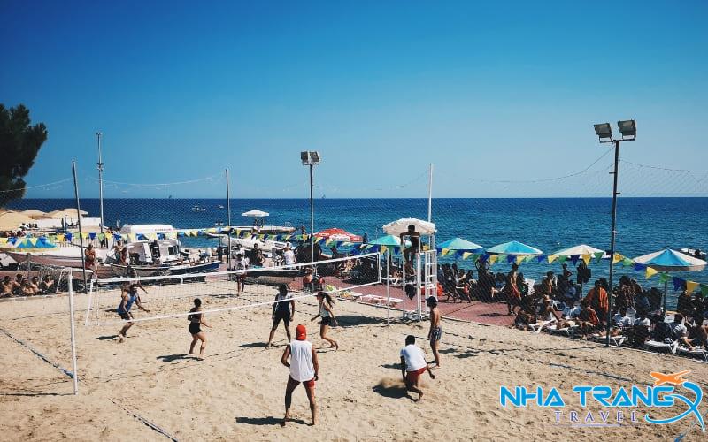 Bật Mí 10 Bãi Biển Nha Trang Đẹp Nhất, Thu Hút Du Khách Thập Phương 45 Đối với những ai yêu thích sự năng động thì chơi thể thao trên biển là lựa chọn tuyệt vời