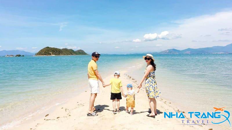 Nha Trang Mùa Nào Đẹp Nhất? Kinh Nghiệm Du Lịch Từng Mùa Chi Tiết 27 Khám phá con đường đi bộ giữa biển