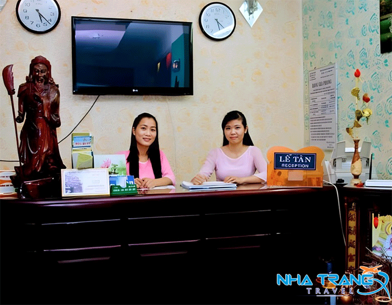 Bật Mí 8 Khách Sạn 1 Sao Nha Trang Giá Rẻ, Nên Ghé 2025 32 Bộ phận lễ tân tiếp đón nhiệt tình