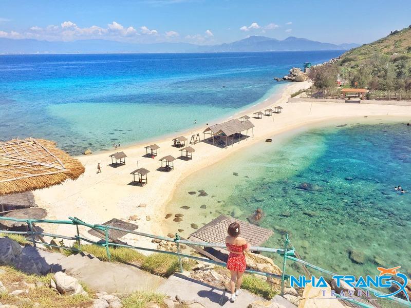 Khám Phá 10 Hòn Đảo Nha Trang Nổi Tiếng Được Yêu Thích Nhất 33 Sở hữu bãi tắm đôi duy nhất tại Việt Nam, với một bên là nước nóng và một bên là nước lạnh