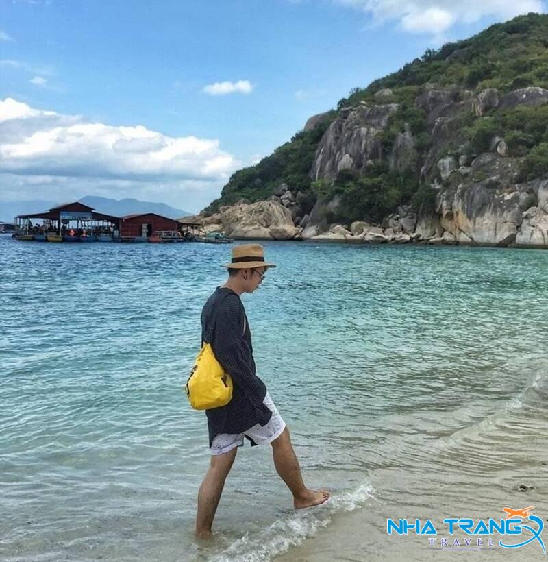 Khám Phá 10 Hòn Đảo Nha Trang Nổi Tiếng Được Yêu Thích Nhất 45 Bạn hãy thử Dạo quanh làng chài, trải nghiệm cuộc sống của ngư dân địa phương.