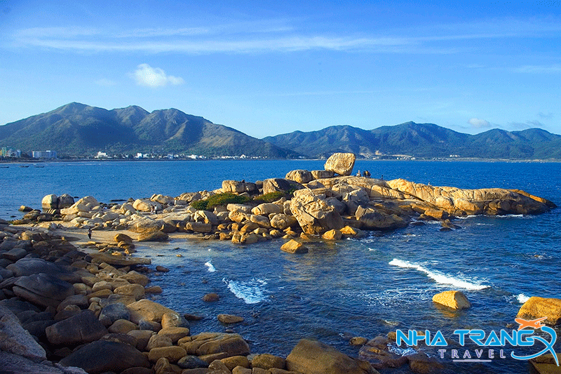 Bật Mí 20+ Địa Điểm Du Lịch Nha Trang "Gây Thương Nhớ" 51 Hòn Chồng - Hòn Vợ nhìn từ xa