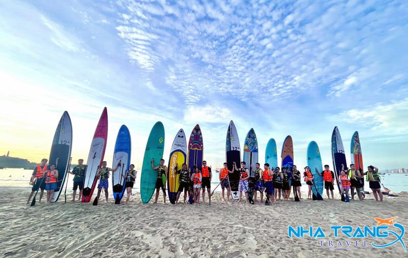 Nha Trang Mùa Nào Đẹp Nhất? Kinh Nghiệm Du Lịch Từng Mùa Chi Tiết 28 Lướt ván chèo sup trên biển nha Trang vui nhộn