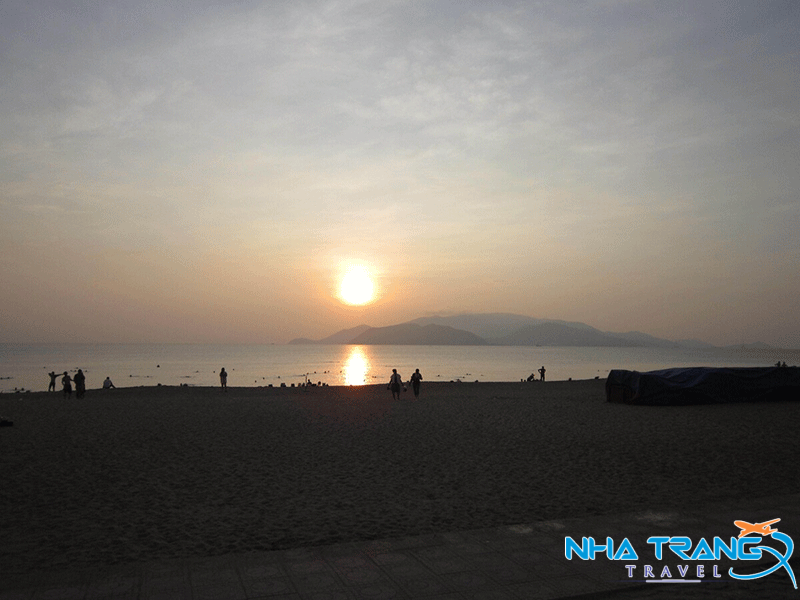 Bật Mí 8 Khách Sạn 1 Sao Nha Trang Giá Rẻ, Nên Ghé 2025 45 View hoàng hôn từ phòng khách sạn