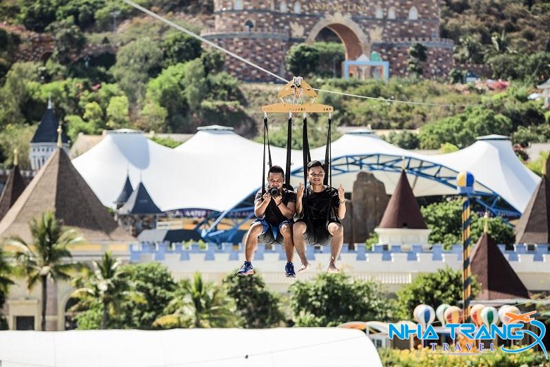 Vinpearl Nha Trang Có Gì Chơi? Trò Chơi Và Hoạt Động Thú Vị 28 Bạn nên thử đường Zipline với chiều dài 880m, độ cao 100m ngắm nhìn mội vật từ trên cao