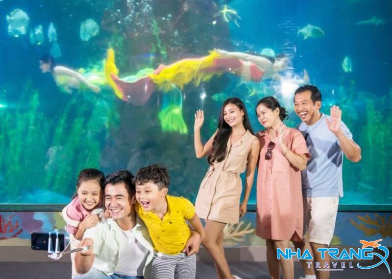 Vinpearl Nha Trang Có Gì Chơi? Trò Chơi Và Hoạt Động Thú Vị 43 Lịch biểu diễn Nàng Tiên Cá & Cho Cá Ăn