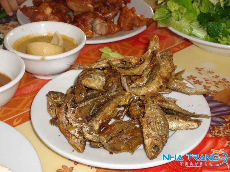 Khám Phá Suối Lùng Nha Trang "Viên Ngọc Ẩn" Hoang Sơ, Đẹp 16 Cá suối chiên giòn ăn giữa đại ngàn thì còn gì bằng