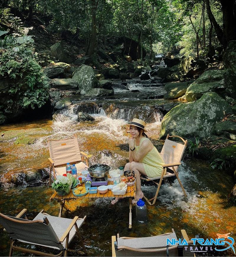 Kinh Nghiệm Picnic Suối Đá Bàn Nha Trang Chi Tiết Từ A Tới Z 13 Cắm trại ở suối tận hưởng không khí trong lành từ thiên nhiên