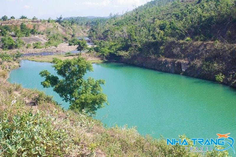 Kinh Nghiệm Picnic Suối Đá Bàn Nha Trang Chi Tiết Từ A Tới Z 19 Để bức hình thêm xinh, du khách nên mặc trang phục có màu tương phản với màu nước