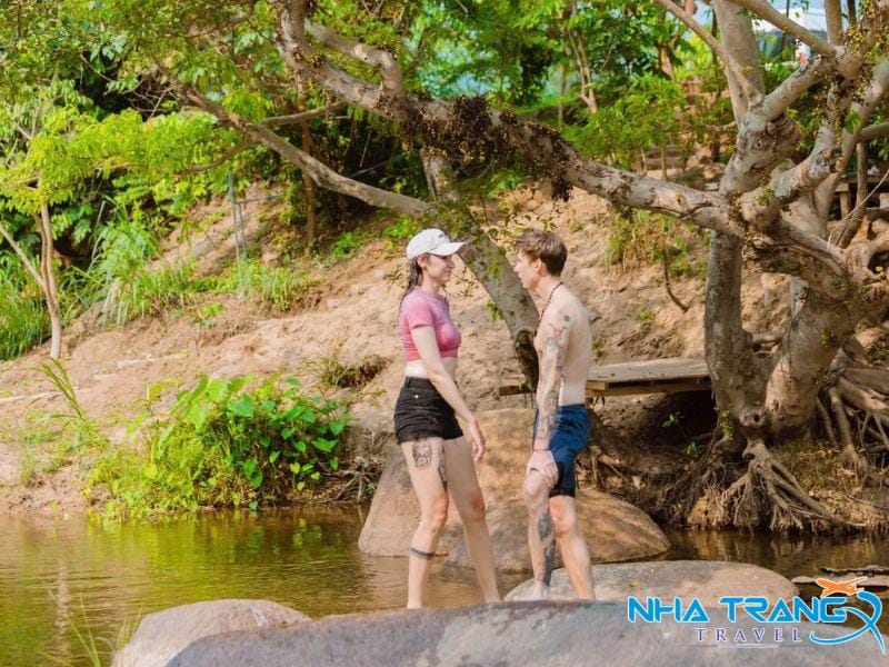 Kinh Nghiệm Vui Chơi, Cắm Trại & Giá Vé Tại Suối Mơ Nha Trang 14 Du khách có thể tới suối Mơ bằng nhiều phương tiện khác nhau