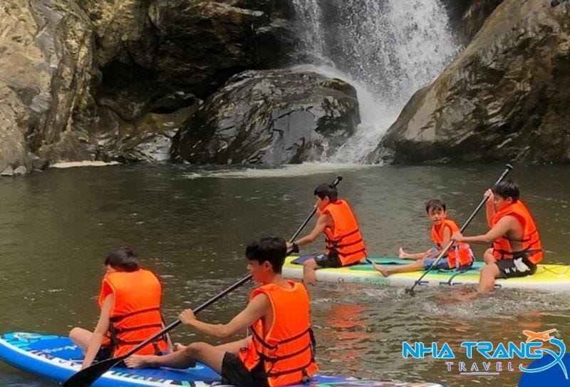 Kinh Nghiệm Vui Chơi, Cắm Trại & Giá Vé Tại Suối Mơ Nha Trang 19 Đua thuyền SUP với bè bạn