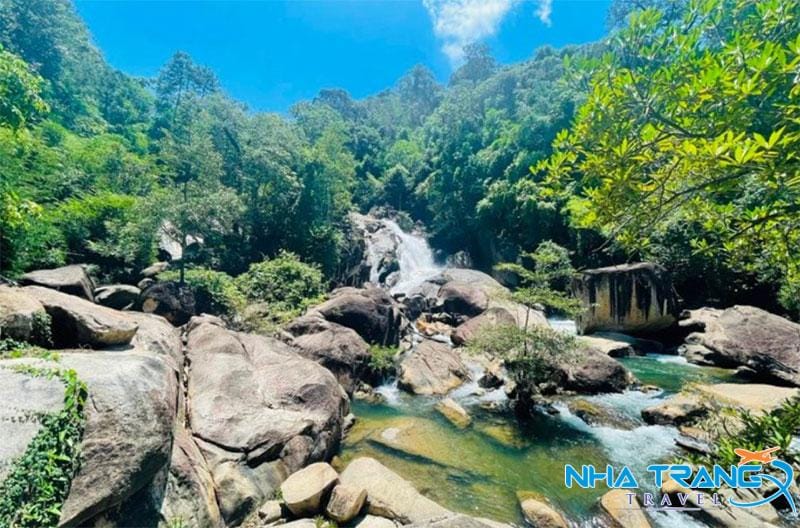 Bật Mí 6 Con Suối Ở Nha Trang Đẹp Nhất, Vui Chơi Mùa Hè 19 Khi leo suối du khách nên mang theo thuốc xịt côn trùng