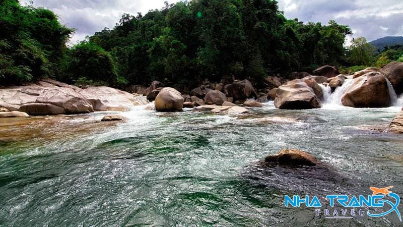 Bật Mí 6 Con Suối Ở Nha Trang Đẹp Nhất, Vui Chơi Mùa Hè 15 Nước ở suối trong xanh, mát lạnh