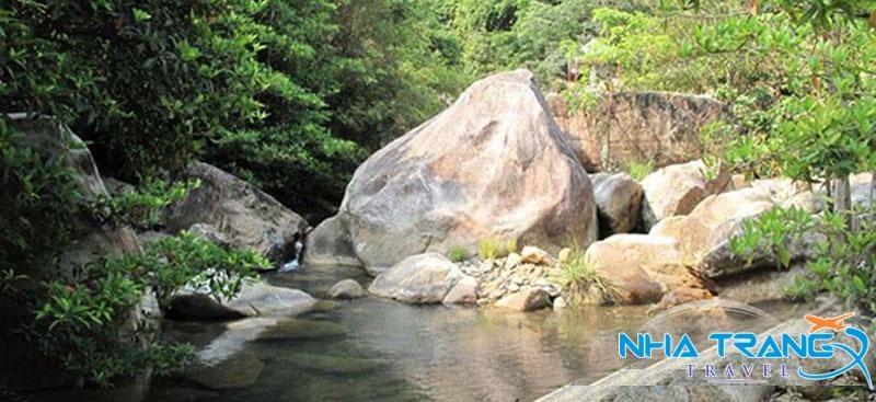 Khám Phá Suối Lùng Nha Trang "Viên Ngọc Ẩn" Hoang Sơ, Đẹp 15 Nước suối trong vắt, mát lạnh cho bạn thoả sức tám mát