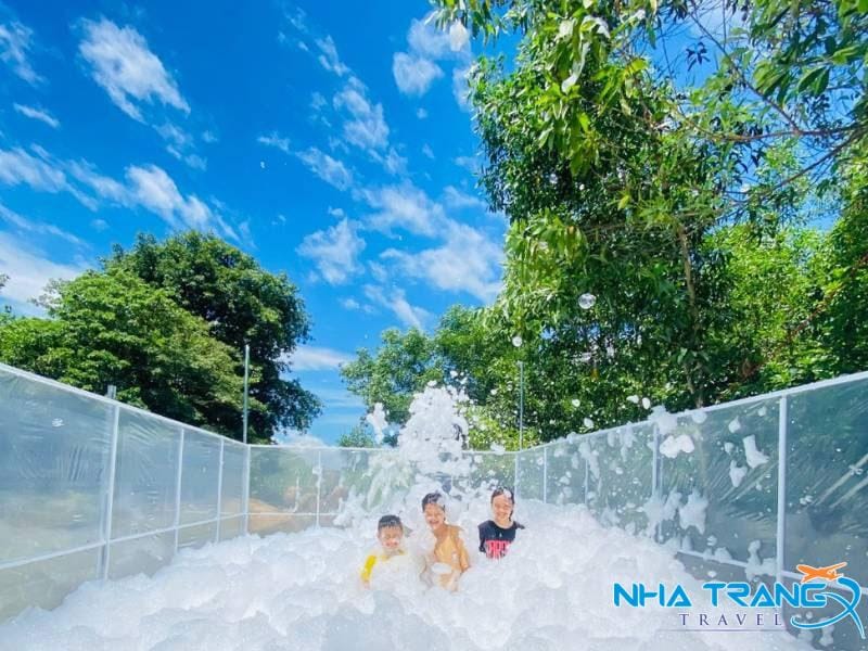 Kinh Nghiệm Vui Chơi, Cắm Trại & Giá Vé Tại Suối Mơ Nha Trang 20 Quẩy hết nấc cùng bè bạn trong vũ điệu bọt tuyết